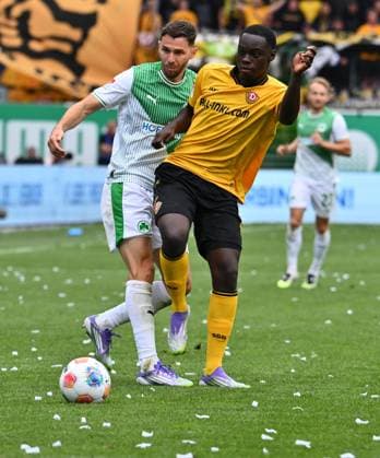 03 08 2025 Soccer Season 2025 2026 2 Soccer Bundesliga 01 Matchday SpVgg Greuther Fürth Kleeblatt SG Dynamo Dresden SGD Sportfoto Zink xwoxzix DFL regulations prohibit any use of photographs as image sequences and or quasi video only for editorial use Branimir Hrgota 10, SpVgg Greuther Fürth Kofi Amoako 6, SG Dynamo Dresden SGD