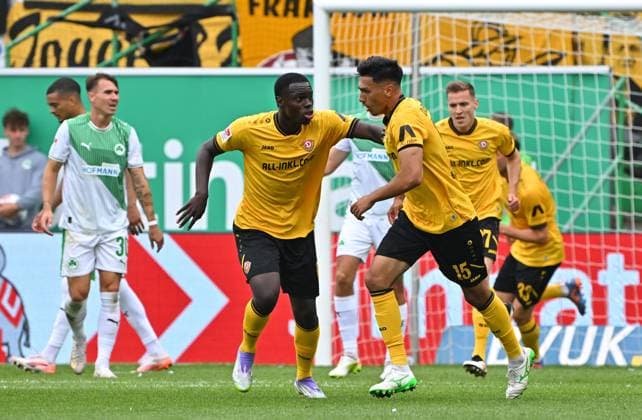 03 08 2025 Soccer Season 2025 2026 2 Soccer Bundesliga 01 Matchday SpVgg Greuther Fürth Kleeblatt SG Dynamo Dresden SGD Sportfoto Zink MeZi xmexzix DFL regulations prohibit any use of photographs as image sequences and or quasi video only for editorial use Torjubel Jubel Freude nach Treffer Torschuß zum 3 2 durch Claudio Kammerknecht 15, SG Dynamo Dresden SGD