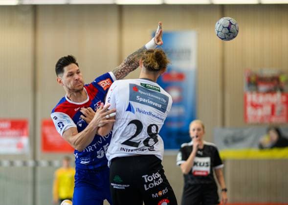 Csaba Leimeter HBW Balingen Weilstetten, 55 , throwing against Rasmus Madsen Mors Thy Handbold, 28 , Sparkassen Cup, handball competition, HBW Balingen Weilstetten vs Mors Thy Handbold, men, 3 tournament day, match time 2025, 03 08 2025 Eibner Pressefoto Andreas Ulmer Sparkassen Cup, handball competition, HBW Balingen Weilstetten vs Mors Thy Handbold, men, 3 tournament day, match time 2025, 03 08 2025 Altensteig Copyright: xEibner-Pressefoto AndreasxUlmerx EP_AUR