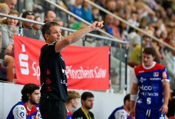Matti Flohr, HBW Balingen Weilstetten, coach , gives instructions, Sparkassen Cup, handball competition, HBW Balingen Weilstetten vs Mors Thy Handbold, men, 3 tournament day, match time 2025, 03 08 2025 Eibner Pressefoto Andreas Ulmer Sparkassen Cup, handball competition, HBW Balingen Weilstetten vs Mors Thy Handbold, men, 3 tournament day, match time 2025, 03 08 2025 Altensteig Copyright: xEibner-Pressefoto AndreasxUlmerx EP_AUR
