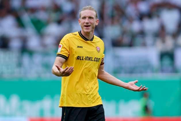 Vinko Sapina Dynamo Dresden gestures, 2 Bundesliga, SpVgg Greuther Fürth v Dynamo Dresden, Sportpark Ronhof Thomas Sommer on August 03, 2025 in Fürth, Germany Photo by Marco Steinbrenner DeFodi Images Vinko Sapina Dynamo Dresden gestures, 2 Bundesliga, SpVgg Greuther Fürth v Dynamo Dresden, Sportpark Ronhof Thomas Sommer, August 3, 2025 in Fürth, Germany Photo by Marco Steinbrenner DeFodi Images DFB DFL REGULATIONS PROHIBIT ANY USE OF PHOTOGRAPHS AS IMAGE SEQUENCES AND OR QUASI VIDEO