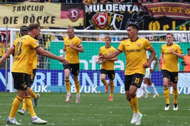 Lars Buenning 23 SG Dynamo Dresden beglueueckwuenscht Torschuetzen Claudio Kammerknecht 15 SG Dynamo Dresden after the 2 3, Spvgg Greuther Fuerth vs SG Dynamo Dresden, DFL, 2 Bundesliga, Saison 2025 2026, Hinrunde, 1 Spieltag, 03 08 2025 DFB regulations prohibit any use of photographs as image sequences and or quasi video Fuerth Bayern Germany Copyright: xkolbert-press MartinxAgüerax