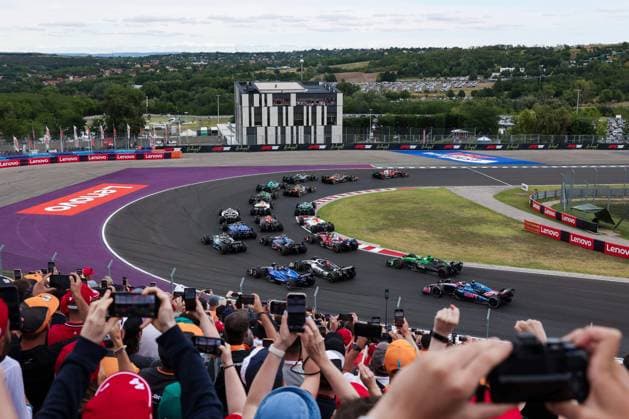 F1 - HUNGARIAN GRAND PRIX 2025 Start of the race 16 LECLERC Charles (mco), Scuderia Ferrari SF-25, action leads the group during the 2025 Formula 1 Lenovo Hungarian Grand Prix, 14th round of the 2025 FIA Formula One World Championship, WM, Weltmeisterschaft from August 1 to 3, 2025 on the Hungaroring, in Mogyorod, Hungary - MogyorodHungary  Copyright: xANTONINxVINCENTx