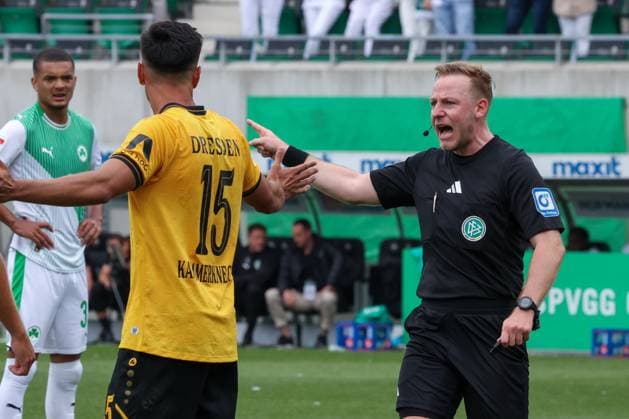 Referee Referee Lars Erbst in action, with Claudio Kammerknecht 15 SG Dynamo Dresden , Spvgg Greuther Fuerth vs SG Dynamo Dresden, DFL, 2 Bundesliga, Saison 2025 2026, Hinrunde, 1 Spieltag, 03 08 2025 DFB regulations prohibit any use of photographs as image sequences and or quasi video Fuerth Bayern Germany Copyright: xkolbert-press MartinxAgüerax