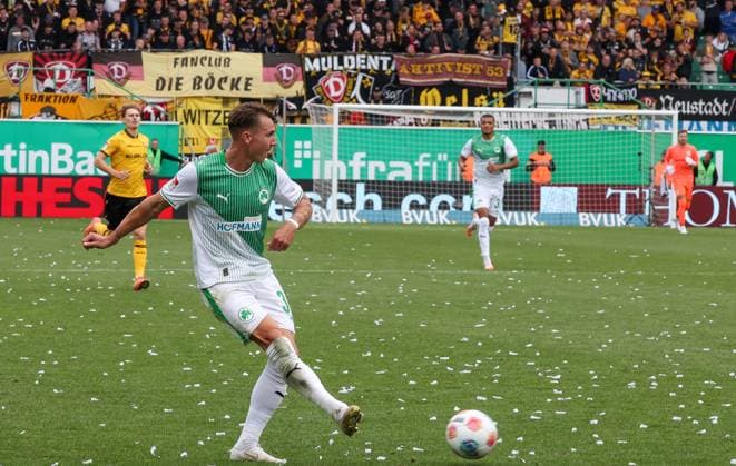 Hereingabe von Felix Klaus 30 Spvgg Greuther Fuerth , Spvgg Greuther Fuerth vs SG Dynamo Dresden, DFL, 2 Bundesliga, Saison 2025 2026, Hinrunde, 1 Spieltag, 03 08 2025 DFB regulations prohibit any use of photographs as image sequences and or quasi video Fuerth Bayern Germany Copyright: xkolbert-press MartinxAgüerax