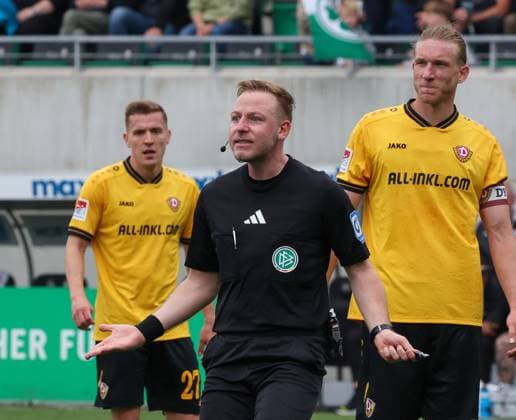 Referee Lars Erbst in action, settles a dispute, Spvgg Greuther Fuerth vs SG Dynamo Dresden, DFL, 2 Bundesliga, Saison 2025 2026, Hinrunde, 1 Spieltag, 03 08 2025 DFB regulations prohibit any use of photographs as image sequences and or quasi video Fuerth Bayern Germany Copyright: xkolbert-press MartinxAgüerax