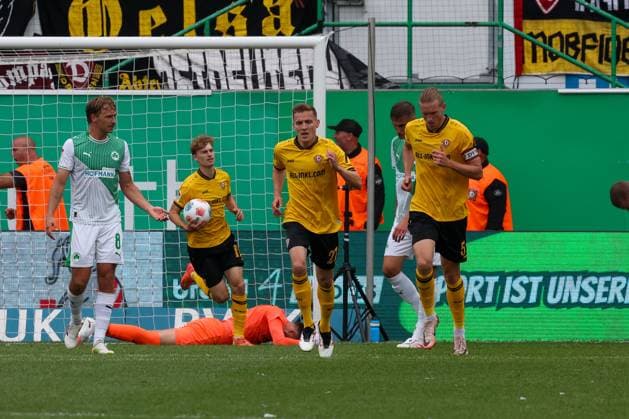Das 2 3 von Dresden, Torjubel der Mannschaft von SG Dynamo Dresden, Spvgg Greuther Fuerth vs SG Dynamo Dresden, DFL, 2 Bundesliga, Saison 2025 2026, Hinrunde, 1 Spieltag, 03 08 2025 DFB regulations prohibit any use of photographs as image sequences and or quasi video Fuerth Bayern Germany Copyright: xkolbert-press MartinxAgüerax