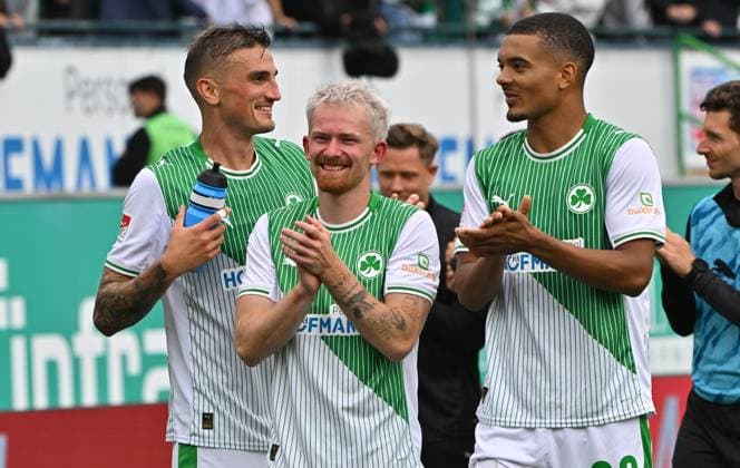 03 08 2025 Soccer season 2025 2026 2 Soccer Bundesliga 01 Matchday SpVgg Greuther Fürth Kleeblatt SG Dynamo Dresden SGD Sportfoto Zink MeZi xmexzix DFL regulations prohibit any use of photographs as image sequences and or quasi video only for editorial use Philipp Ziereis 4, SpVgg Greuther Fürth Jomaine Consbruch 14, SpVgg Greuther Fürth Maximilian Solomon Dietz 33, SpVgg Greuther Fürth Jubel Freude nach Spielende