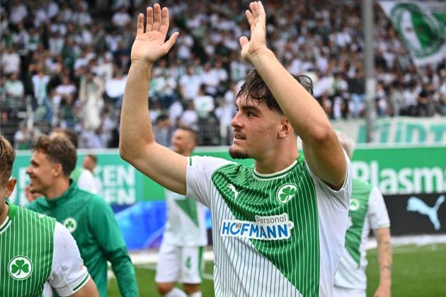 03 08 2025 Soccer Season 2025 2026 2 Soccer Bundesliga 01 Matchday SpVgg Greuther Fürth Kleeblatt SG Dynamo Dresden SGD Sportfoto Zink xwoxzix DFL regulations prohibit any use of photographs as image sequences and or quasi video only for editorial use Reno Münz Muenz 5, SpVgg Greuther Fürth after the end of the match