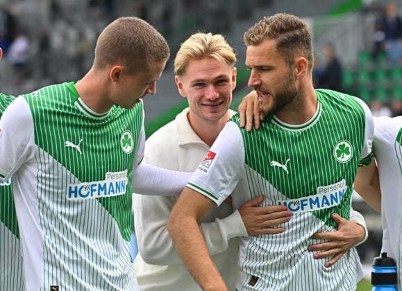 03 08 2025 Soccer season 2025 2026 2 Soccer Bundesliga 01 Matchday SpVgg Greuther Fürth Kleeblatt SG Dynamo Dresden SGD Sportfoto Zink MeZi xmexzix DFL regulations prohibit any use of photographs as image sequences and or quasi video only for editorial use Brynjar Ingi Bjarnason 25, SpVgg Greuther Fürth Marco John 24, SpVgg Greuther Fürth Dennis Srbeny 7, SpVgg Greuther Fürth, right Cheering joy after the end of the match
