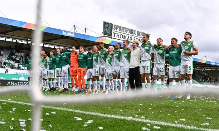 03 08 2025 Soccer Season 2025 2026 2 Soccer Bundesliga 01 Matchday SpVgg Greuther Fürth Kleeblatt SG Dynamo Dresden SGD Sportfoto Zink xwoxzix DFL regulations prohibit any use of photographs as image sequences and or quasi video only for editorial use Mannschaft Team Fürth vor Fans Fanblock nach Spielende Jubel Freude
