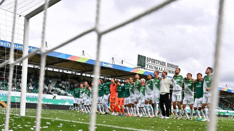 03 08 2025 Soccer Season 2025 2026 2 Soccer Bundesliga 01 Matchday SpVgg Greuther Fürth Kleeblatt SG Dynamo Dresden SGD Sportfoto Zink xwoxzix DFL regulations prohibit any use of photographs as image sequences and or quasi video only for editorial use Mannschaft Team Fürth vor Fans Fanblock nach Spielende Jubel Freude