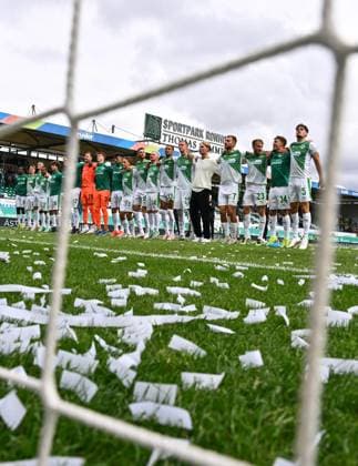 03 08 2025 Soccer Season 2025 2026 2 Soccer Bundesliga 01 Matchday SpVgg Greuther Fürth Kleeblatt SG Dynamo Dresden SGD Sportfoto Zink xwoxzix DFL regulations prohibit any use of photographs as image sequences and or quasi video only for editorial use Mannschaft Team Fürth vor Fans Fanblock nach Spielende Jubel Freude