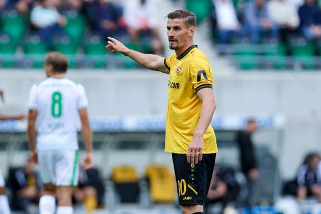 Stefan Kutschke Dynamo Dresden gestures, 2 Bundesliga, SpVgg Greuther Fürth v Dynamo Dresden, Sportpark Ronhof Thomas Sommer on August 03, 2025 in Fürth, Germany Photo by Marco Steinbrenner DeFodi Images Stefan Kutschke Dynamo Dresden gestures, 2 Bundesliga, SpVgg Greuther Fürth v Dynamo Dresden, Sportpark Ronhof Thomas Sommer, August 3, 2025 in Fürth, Germany Photo by Marco Steinbrenner DeFodi Images DFB DFL REGULATIONS PROHIBIT ANY USE OF PHOTOGRAPHS AS IMAGE SEQUENCES AND OR QUASI VIDEO
