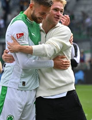 03 08 2025 Soccer season 2025 2026 2 Soccer Bundesliga 01 Matchday SpVgg Greuther Fürth Kleeblatt SG Dynamo Dresden SGD Sportfoto Zink MeZi xmexzix DFL regulations prohibit any use of photographs as image sequences and or quasi video only for editorial use Felix Higl 18, SpVgg Greuther Fürth Marco John 24, SpVgg Greuther Fürth, right Cheering joy after the end of the match