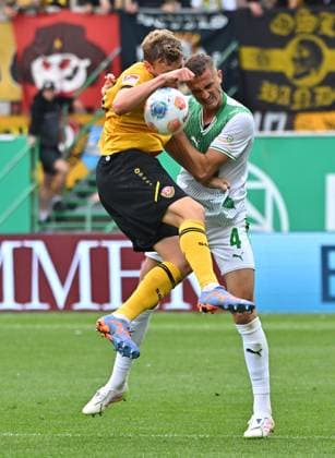 03 08 2025 Soccer Season 2025 2026 2 Soccer Bundesliga 01 Matchday SpVgg Greuther Fürth Kleeblatt SG Dynamo Dresden SGD Sportfoto Zink MeZi xmexzix DFL regulations prohibit any use of photographs as image sequences and or quasi video only for editorial use Christoph Daferner 33, SG Dynamo Dresden SGD Philipp Ziereis 4, SpVgg Greuther Fürth, rechts
