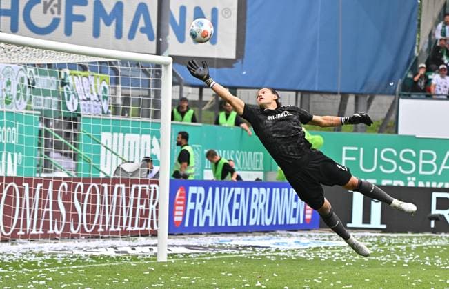 03 08 2025 Soccer Season 2025 2026 2 Soccer Bundesliga 01 Matchday SpVgg Greuther Fürth Kleeblatt SG Dynamo Dresden SGD Sportfoto Zink MeZi xmexzix DFL regulations prohibit any use of photographs as image sequences and or quasi video only for editorial use Tim Schreiber 1, SG Dynamo Dresden SGD