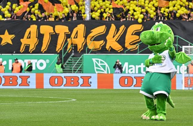 03 08 2025 Soccer Season 2025 2026 2 Soccer Bundesliga 01 Matchday SpVgg Greuther Fürth Kleeblatt SG Dynamo Dresden SGD Sportfoto Zink MeZi xmexzix DFL regulations prohibit any use of photographs as image sequences and or quasi video only for editorial use Dragon Eddy Mascot SpVgg Greuther Fürth