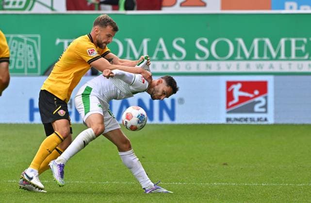 03 08 2025 Soccer Season 2025 2026 2 Soccer Bundesliga 01 Matchday SpVgg Greuther Fürth Kleeblatt SG Dynamo Dresden SGD Sportfoto Zink MeZi xmexzix DFL regulations prohibit any use of photographs as image sequences and or quasi video only for editorial use Lars Bünning Buenning 23, SG Dynamo Dresden SGD Branimir Hrgota 10, SpVgg Greuther Fürth, rechts