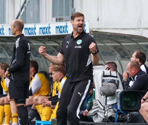 Cheers from coach Thomas Kleine Spvgg Greuther Fuerth after the 3 2 home win, Spvgg Greuther Fuerth vs SG Dynamo Dresden, DFL, 2 Bundesliga, Saison 2025 2026, Hinrunde, 1 Spieltag, 03 08 2025 DFB regulations prohibit any use of photographs as image sequences and or quasi video Fuerth Bayern Germany Copyright: xkolbert-press MartinxAgüerax