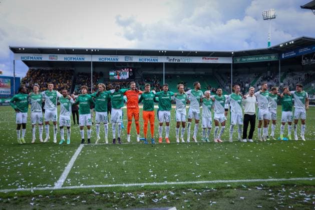 The Fuerth team with the fans, Cheers, Spvgg Greuther Fuerth vs SG Dynamo Dresden, DFL, 2 Bundesliga, Season 2025 2026, First round, 1 Matchday, 03 08 2025 DFB regulations prohibit any use of photographs as image sequences and or quasi video Fuerth Bayern Germany Copyright: xkolbert-press MartinxAgüerax