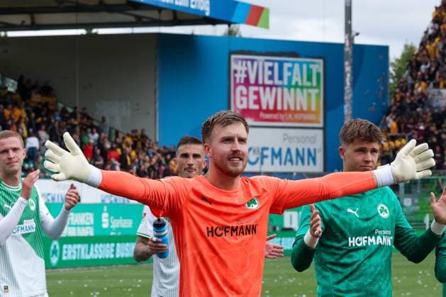 Pelle Boevink 26 Spvgg Greuther Fuerth cheers with the fans, Spvgg Greuther Fuerth vs SG Dynamo Dresden, DFL, 2 Bundesliga, Saison 2025 2026, Hinrunde, 1 Spieltag, 03 08 2025 DFB regulations prohibit any use of photographs as image sequences and or quasi video Fuerth Bayern Germany Copyright: xkolbert-press MartinxAgüerax