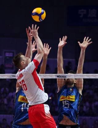 (250803) -- NINGBO, Aug. 3, 2025 -- Kamil Semeniuk (Front) of Poland spikes the ball during the final match between Poland and Italy at the 2025 Volleyball Nations League (VNL) Men s Final Round in Ningbo, east China s Zhejiang Province, Aug. 3, 2025. (Photo by Xinhua) (SP)CHINA-NINGBO-VOLLEYBALL-VOLLEYBALL NATIONS LEAGUE-POLAND VS ITALY (CN) SuoxXianglu 