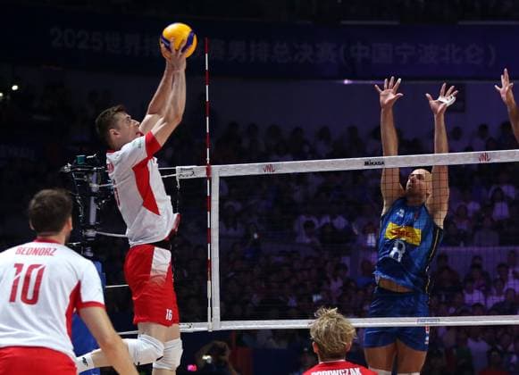 (250803) -- NINGBO, Aug. 3, 2025 -- Kamil Semeniuk (2nd L) of Poland spikes the ball during the final match between Poland and Italy at the 2025 Volleyball Nations League (VNL) Men s Final Round in Ningbo, east China s Zhejiang Province, Aug. 3, 2025. (Photo by Xinhua) (SP)CHINA-NINGBO-VOLLEYBALL-VOLLEYBALL NATIONS LEAGUE-POLAND VS ITALY (CN) SuoxXianglu 