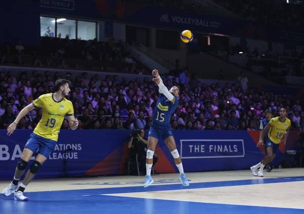(250803) -- NINGBO, Aug. 3, 2025 -- Maique Reis Nascimento (C) of Brazil competes during the 3rd place match between Slovenia and Brazil at the 2025 Volleyball Nations League (VNL) Men s Final Round in Ningbo, east China s Zhejiang Province, Aug. 3, 2025. (Photo by Xinhua) (SP)CHINA-NINGBO-VOLLEYBALL-VOLLEYBALL NATIONS LEAGUE-SLOVENIA VS BRAZIL (CN) SuoxXianglu 