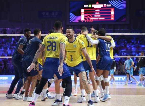 (250803) -- NINGBO, Aug. 3, 2025 -- Players of Brazil celebrate during the 3rd place match between Slovenia and Brazil at the 2025 Volleyball Nations League (VNL) Men s Final Round in Ningbo, east China s Zhejiang Province, Aug. 3, 2025. (Photo by Xinhua) (SP)CHINA-NINGBO-VOLLEYBALL-VOLLEYBALL NATIONS LEAGUE-SLOVENIA VS BRAZIL (CN) SuoxXianglu 