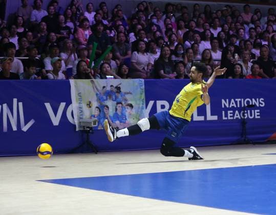 (250803) -- NINGBO, Aug. 3, 2025 -- Fernando of Brazil saves the ball during the 3rd place match between Slovenia and Brazil at the 2025 Volleyball Nations League (VNL) Men s Final Round in Ningbo, east China s Zhejiang Province, Aug. 3, 2025. (Photo by Xinhua) (SP)CHINA-NINGBO-VOLLEYBALL-VOLLEYBALL NATIONS LEAGUE-SLOVENIA VS BRAZIL (CN) SuoxXianglu 