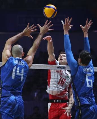 (250803) -- NINGBO, Aug. 3, 2025 -- Kamil Semeniuk (C) of Poland spikes the ball during the final match between Poland and Italy at the 2025 Volleyball Nations League (VNL) Men s Final Round in Ningbo, east China s Zhejiang Province, Aug. 3, 2025. (Photo by Xinhua) (SP)CHINA-NINGBO-VOLLEYBALL-VOLLEYBALL NATIONS LEAGUE-POLAND VS ITALY (CN) SuoxXianglu 