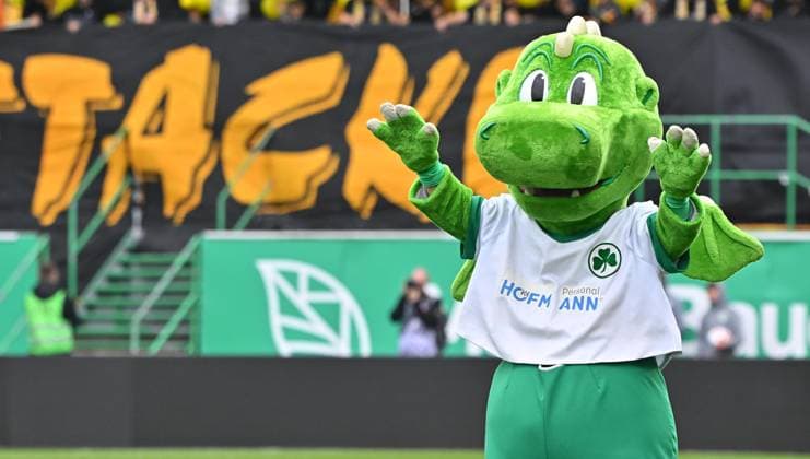 03 08 2025 Soccer Season 2025 2026 2 Soccer Bundesliga 01 Matchday SpVgg Greuther Fürth Kleeblatt SG Dynamo Dresden SGD Sportfoto Zink MeZi xmexzix DFL regulations prohibit any use of photographs as image sequences and or quasi video only for editorial use Dragon Eddy Mascot SpVgg Greuther Fürth