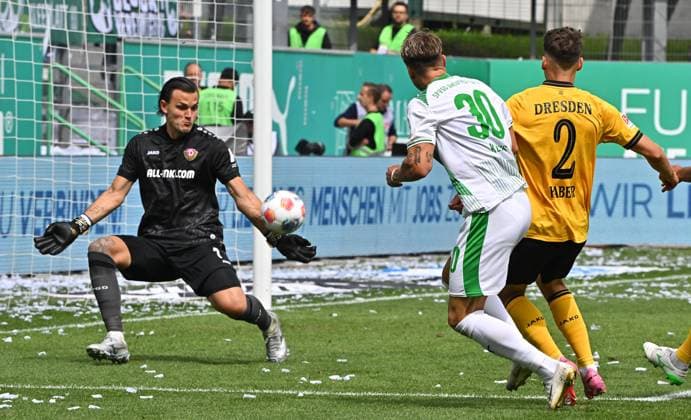 03 08 2025 Soccer season 2025 2026 2 Soccer Bundesliga 01 Matchday SpVgg Greuther Fürth Kleeblatt SG Dynamo Dresden SGD Sportfoto Zink MeZi xmexzix DFL regulations prohibit any use of photographs as image sequences and or quasi video only for editorial use Tim Schreiber 1, SG Dynamo Dresden SGD holds shot of Felix Klaus 30, SpVgg Greuther Fürth