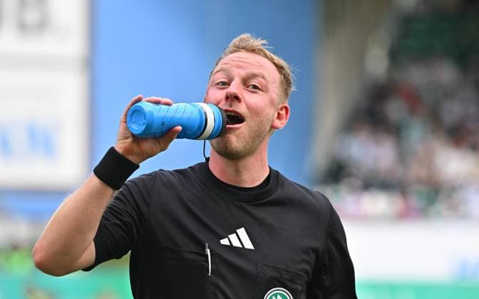 03 08 2025 Soccer Season 2025 2026 2 Soccer Bundesliga 01 Matchday SpVgg Greuther Fürth Kleeblatt SG Dynamo Dresden SGD Sportfoto Zink MeZi xmexzix DFL regulations prohibit any use of photographs as image sequences and or quasi video only for editorial use Lars Erbst referee drinks
