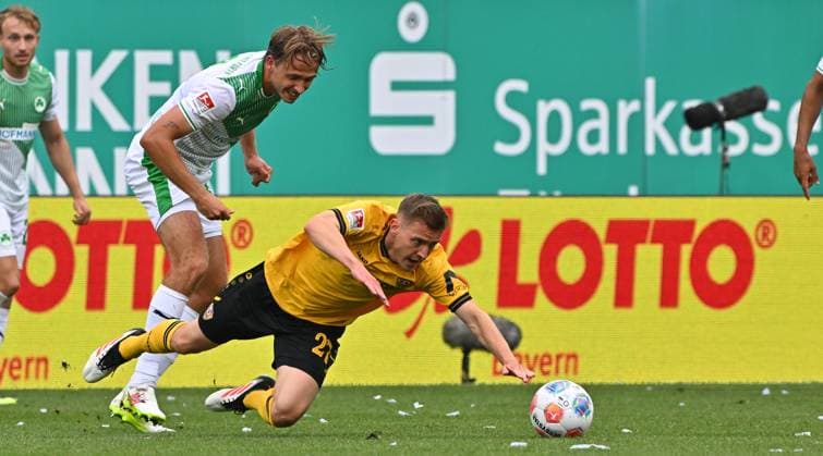 03 08 2025 Soccer Season 2025 2026 2 Soccer Bundesliga 01 Matchday SpVgg Greuther Fürth Kleeblatt SG Dynamo Dresden SGD Sportfoto Zink MeZi xmexzix DFL regulations prohibit any use of photographs as image sequences and or quasi video only for editorial use Mathias Flaga Olesen 8, SpVgg Greuther Fürth Niklas Hauptmann 27, SG Dynamo Dresden SGD, right