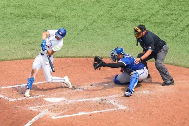 August 3, 2025, Toronto, On, CANADA: Toronto Blue Jays Joey Loperfido (10) hits a RBI single in front of Kansas City Royals catcher Salvador Perez (13) during fifth inning MLB, Baseball Herren, USA baseball action in Toronto on Sunday August 3, 2025. Joey Loperfido; Salvador Perez  - ZUMAc35_ 20250803_zaf_c35_050 Copyright: xChrisxYoungx