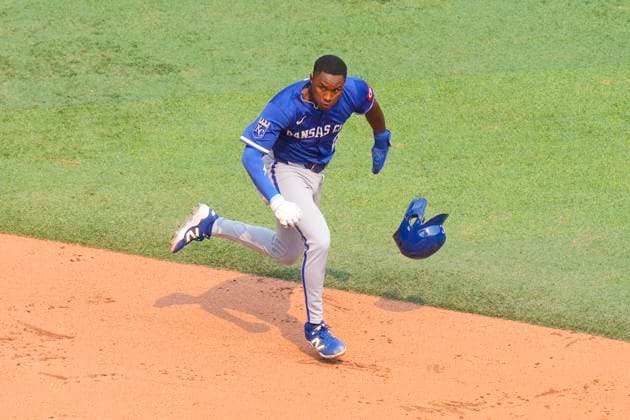 August 3, 2025, Toronto, On, CAN: Kansas City Royals Tyler Tolbert (2) advances to third after a throwing error from Toronto Blue Jays catcher Alejandro Kirk during tenth inning MLB, Baseball Herren, USA baseball action in Toronto on Sunday August 3, 2025. Tyler Tolbert  - ZUMAc35_ 20250803_zaf_c35_090 Copyright: xChrisxYoungx