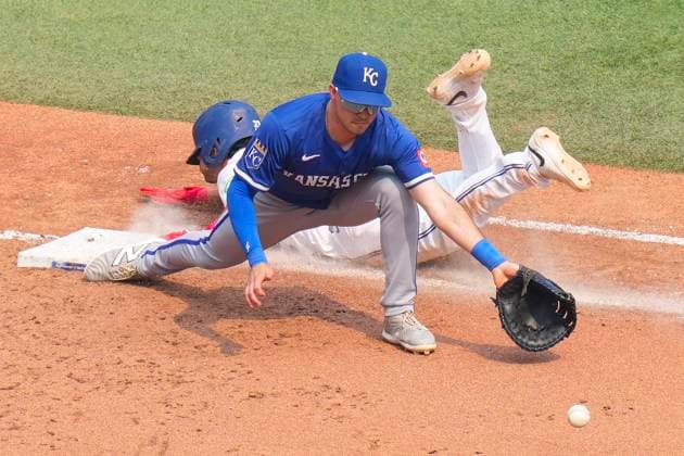 August 3, 2025, Toronto, On, CAN: Toronto Blue Jays Ernie Clement (22) safely slides into first in front of Kansas City Royals first base Vinnie Pasquantino (9) during ninth inning MLB, Baseball Herren, USA baseball action in Toronto on Sunday August 3, 2025. Ernie Clement; Vinnie Pasquantino  - ZUMAc35_ 20250803_zaf_c35_096 Copyright: xChrisxYoungx