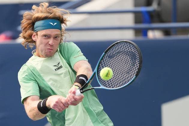 August 3, 2025, Toronto, Ontario, Canada: Andrey Rublev of Russia plays a backhand against Alejandro Davidovich Fokina of Spain during the Men s Singles round of 16 match on day 9 of the ATP, Tennis Herren Masters 1000 National Bank Open at Sobeys Stadium. on August 3, 2025 in Toronto, Canada. Toronto Canada - ZUMAe321 20250803_zsa_e321_115 Copyright: xLeonardoxRamirezx