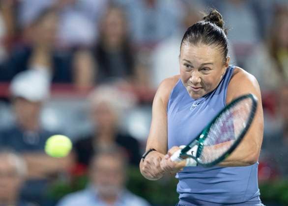 August 3, 2025, Montreal, Pq, Canada: Amanda Anisimova of the United States hits a return to Elina Svitolina of Ukraine during round of 16 tennis action at the National Bank Open in Montreal, Sunday, Aug. 3, 2025. Canada News - August 3, 2025  - ZUMAc35_ 20250803_zaf_c35_197 Copyright: xChristinnexMuschix