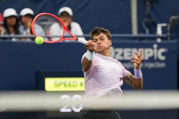 ATP, Tennis Herren Masters 1000 National Bank Open Toronto Presented by Rogers 2025 - Day 9 Flavio Cobolli of Italy plays a forehand against Ben Shelton of the United States during the Men s Singles round of 16 match on day 9 of the ATP Masters 1000 National Bank Open at Sobeys Stadium. on August 3, 2025 in Toronto, Canada. (Photo by Leonardo Ramirez Eyepix Group) Copyright: xLeonardoxRamirezx xEyepixxGroupx LR-01082025-00296