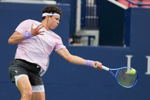 August 3, 2025, Toronto, Ontario, Canada: Ben Shelton of the United States plays a forehand against Flavio Cobolli of Italy during the Men s Singles round of 16 match on day 9 of the ATP, Tennis Herren Masters 1000 National Bank Open at Sobeys Stadium. on August 3, 2025 in Toronto, Canada. Toronto Canada - ZUMAe321 20250803_zsa_e321_196 Copyright: xLeonardoxRamirezx