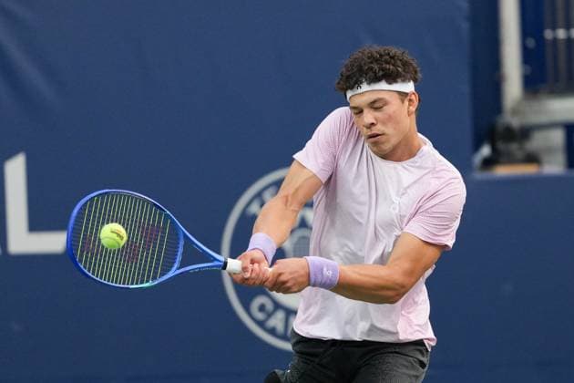 August 3, 2025, Toronto, Ontario, Canada: Ben Shelton of the United States plays a backhand against Flavio Cobolli of Italy during the Men s Singles round of 16 match on day 9 of the ATP, Tennis Herren Masters 1000 National Bank Open at Sobeys Stadium. on August 3, 2025 in Toronto, Canada. Toronto Canada - ZUMAe321 20250803_zsa_e321_201 Copyright: xLeonardoxRamirezx
