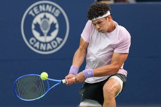 August 3, 2025, Toronto, Ontario, Canada: Ben Shelton of the United States plays a backhand against Flavio Cobolli of Italy during the Men s Singles round of 16 match on day 9 of the ATP, Tennis Herren Masters 1000 National Bank Open at Sobeys Stadium. on August 3, 2025 in Toronto, Canada. Toronto Canada - ZUMAe321 20250803_zsa_e321_210 Copyright: xLeonardoxRamirezx