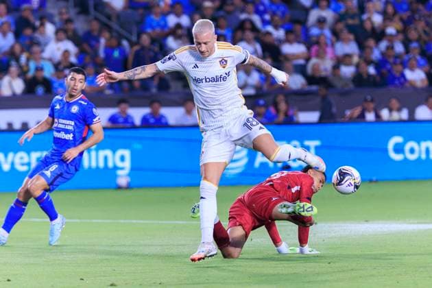 August 3, 2025, Carson, California, USA: Goalkeeper, Kevin Mier 23 of Cruz Azul dives to block a goal attempt from Marco Reus 18 of the LA Galaxy during their 2025 Leagues Cup game on Sunday August 3, 2025 at the Dignity Health Sports Park in Carson, California. ARIANA RUIZ PI Carson USA - ZUMAp124 20250803_zaa_p124_010 Copyright: xArianaxRuizx