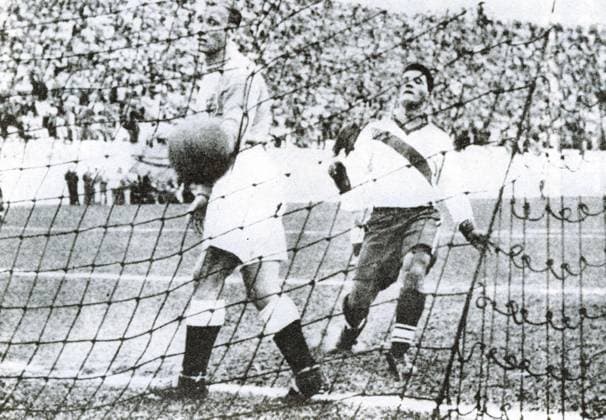 Fussballweltmeisterschaft in Brasilien Vorrunde Gruppe 2 England - USA 0:1 (0:1) Das Siegtor von Gaetjen (rechts USA). Torwart Williams (links ENG) schaut traurig dem Ball nach. 29.06.1950 in Belo Horizonte - Brasilien -Archiv *** Football World Cup in Brazil Fight Group 2 England USA 0 1 0 1 the Siegtor from Gaetjen right USA Goalkeeper Williams left tight looks sad the Ball After 29 06 1950 in Belo Horizons Brazil Archive
