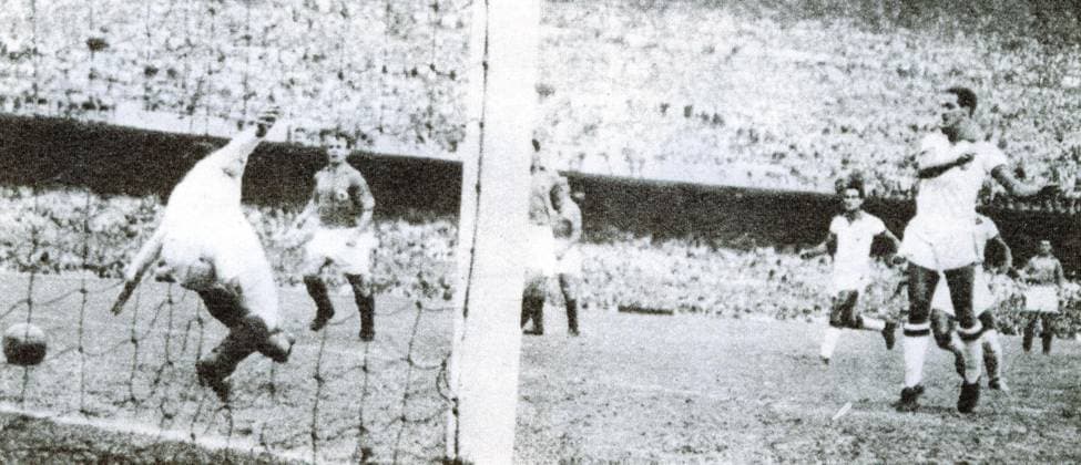 Fussballweltmeisterschaft in Brasilien Vorrunde Gruppe 1 Brasilien - Jugoslawien 2:0 (1:0) 1:0 fuer Brasilien. Torwart Mrkusic (links YUG) bekommt den Schuss von Ademir (rechts BRA) nicht zu fassen. 01.07.1950 in Rio de Janeiro (Maracena-Stadion) - Brasilien -Archiv *** Football World Cup in Brazil Fight Group 1 Brazil Yugoslavia 2 0 1 0 1 0 for Brazil Goalkeeper Mrkusic left YUG gets the shot from Ademir right BRA not to making 01 07 1950 in Rio de Janeiro Maracena Stadium Brazil Archive