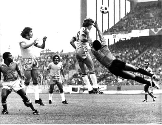 Fussballweltmeisterschaft in Deutschland Finalrunde Gruppe 2 Zaire (Kongo) - Brasilien 0:3 (0:1) Dieser Kopfball Leivinhas verfehlte sein Ziel. U.B.z. v.l. Mana (Zaire), Marinho (BRA), Rivelino (BRA), Leivinha (BRA) und Torwart Kazadi (Zaire). 22.06.1974 in Gelsenkirchen (Parkstadion) - Deutschland *** Football World Cup in Germany Final Round Group 2 Zaire Kongo Brazil 0 3 0 1 this one Head ball Leivinhas failed be Target u B Z v l Mana Zaire , Marinho BRA , Rive Lino BRA , Leivinha BRA and Goalkeeper Kazadi Zaire 22 06 1974 in Gelsenkirchen Stadium Germany