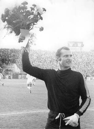Fussballbundesliga Rot-Weiss Essen - 1. FC Koeln 0:0 U.B.z. Torwart Manfred Manglitz (Koeln) mit einem Blumenstrauss den er fuer sein 200. Spiel in der Bundesliga bekam. 11.10.1969 in Essen (Georg-Melches-Stadion) - Deutschland *** Football Bundesliga Red White Eat 1 FC Cologne 0 0 u B Z Goalkeeper Manfred Manglitz Cologne with a Bouquet of flowers the he for be 200 Game in the Bundesliga got 11 10 1969 in Eat Georg Melches Stadium Germany